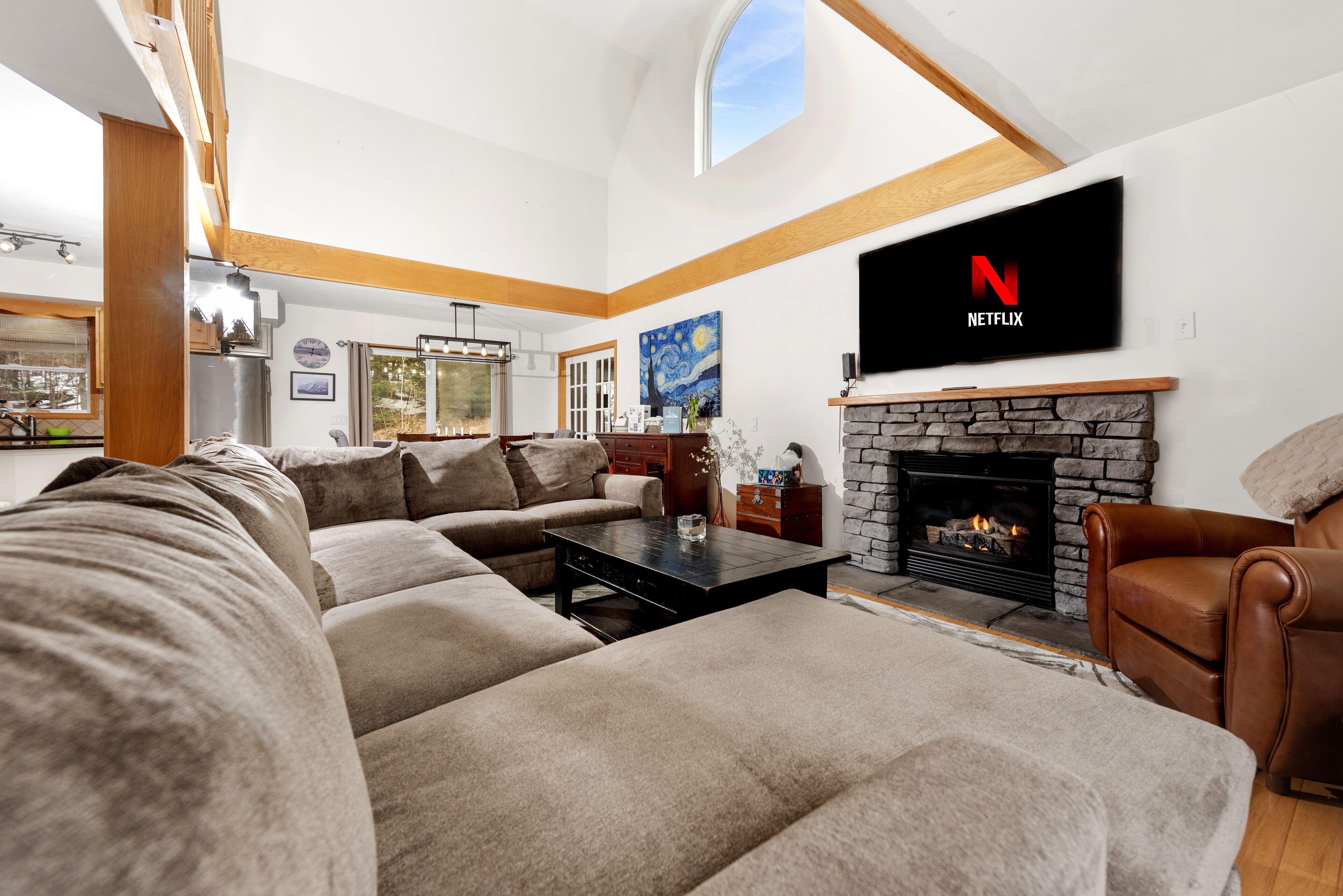 Family SO VT Getaway - HOT TUB- Game Room- 5bedrm, SLEEPS 14 ! 