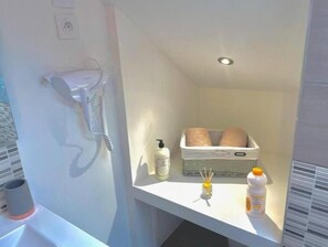 Shower, hair dryer, towels, toilet paper - Chaleureux et Convivial (Saint-Quentin)