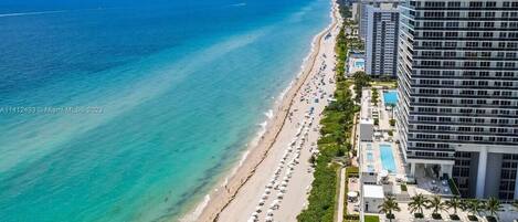 Una spiaggia nelle vicinanze, lettini da mare