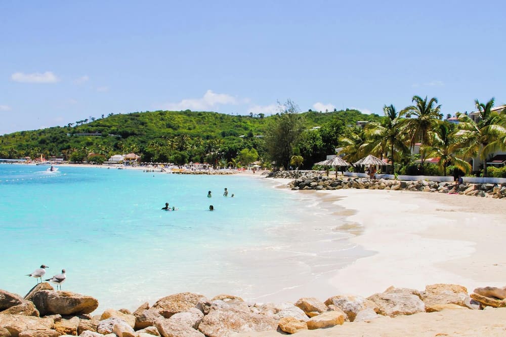 Romantic Antigua Getaway – Oceanfront Condo with Resort Amenities