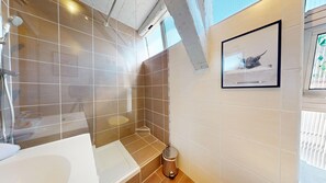 淋浴设施、吹风机、毛巾、卫生纸