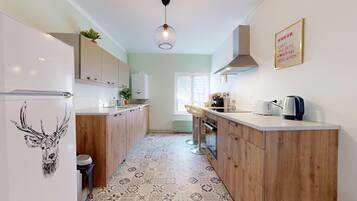 KĂŒhlschrank, Ofen, GeschirrspĂŒler, Wasserkocher mit Kaffee-/Teezubehör