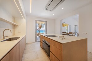 Kylskåp, mikrovågsugn, ugn och diskmaskin