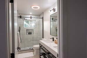 Dusche, Haartrockner, Handtücher, Seife