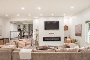 Smart TV y chimenea 