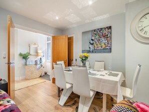 Dining - 3 bedroom accommodation in Glastonbury (Glastonbury)