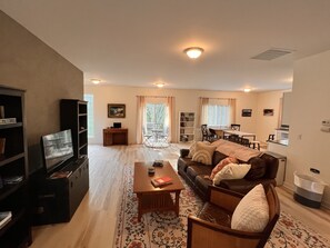 Smart TV, reproductor de DVD, libros, videoteca