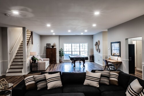 Mid-Century Modern gem in the heart of the country, close to Lake Lanier. 
