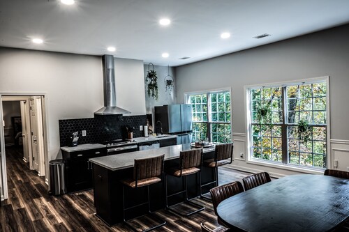 Mid-Century Modern gem in the heart of the country, close to Lake Lanier. 