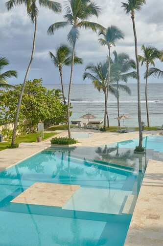 Caribbean Sunshine Breath Beachfront Apartment