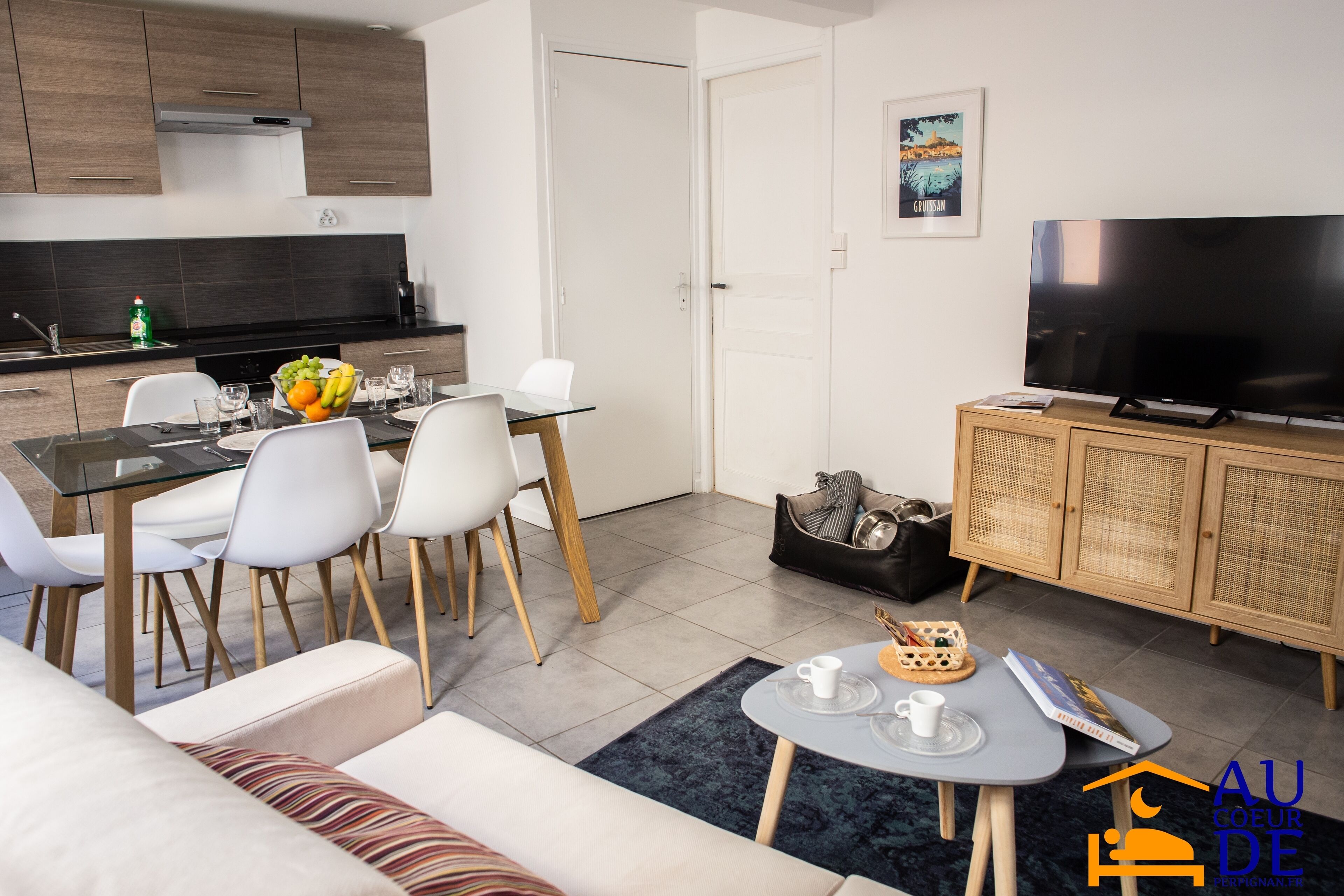 Comfort-Apartment, 2 Schlafzimmer, Nichtraucher, eigenes Bad | Wohnbereich | 43-Zoll-LED-Fernseher mit Digitalempfang, Netflix, Bücher