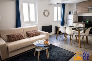 Comfort Apartment, 2 Bedrooms, Non Smoking, Private Bathroom - 2nd floor | Living area | 43-inch LED TV with digital channels, Netflix, books - Au Coeur de Perpignan  (Perpignan)