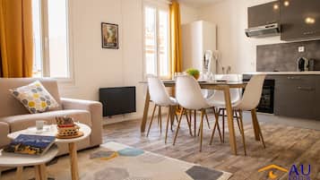 Family Apartment, 2 Bedrooms, Non Smoking, Private Bathroom - 3rd floor | Living area | 43-inch LED TV with digital channels, Netflix, books