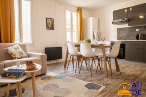 Family Apartment, 2 Bedrooms, Non Smoking, Private Bathroom - 3rd floor | Living area | 43-inch LED TV with digital channels, Netflix, books - Au Coeur de Perpignan  (Perpignan)