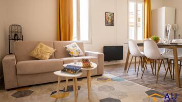Family Apartment, 2 Bedrooms, Non Smoking, Private Bathroom - 3rd floor | Living area | 43-inch LED TV with digital channels, Netflix, books