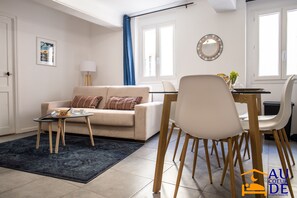 Comfort Apartment, 2 Bedrooms, Non Smoking, Private Bathroom - 2nd floor | Living area | 43-inch LED TV with digital channels, Netflix, books - Au Coeur de Perpignan  (Perpignan)