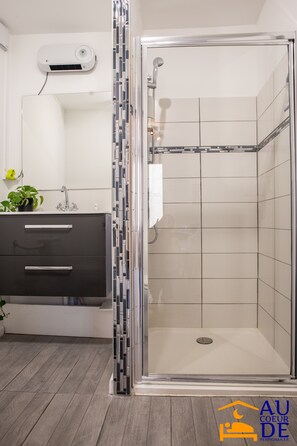 Departamento familiar, 2 habitaciones, para no fumadores, baño privado | Baño | Amenidades de baño ecológicas, secadora de cabello, pantuflas, toallas 