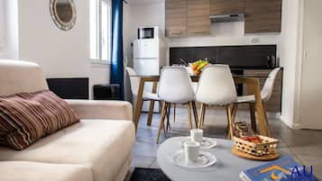 Comfort appartement, 2 slaapkamers, niet-roken, privébadkamer | Woonruimte | Een 43-inch ledtelevisie met digitale zenders, Netflix en boeken