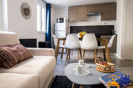 Comfort Apartment, 2 Bedrooms, Non Smoking, Private Bathroom - 2nd floor | Living area | 43-inch LED TV with digital channels, Netflix, books