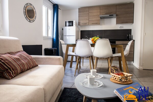 Comfort Apartment, 2 Bedrooms, Non Smoking, Private Bathroom - 2nd floor | Living area | 43-inch LED TV with digital channels, Netflix, books