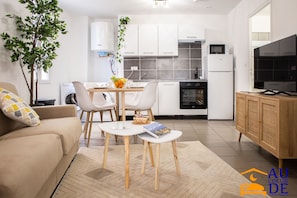 Standard Apartment, 1 Queen Bed with Sofa bed, Non Smoking, Private Bathroom - 1st floor | Living area - Au Coeur de Perpignan  (Perpignan)