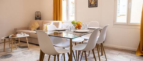 Appartement Familial, 2 chambres, non-fumeurs, salle de bains privée - T3 étage 3 | Coin séjour | Télévision LED de 43 pouces avec chaînes numériques, Netflix, livres