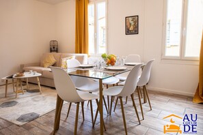 Appartement Familial, 2 chambres, non-fumeurs, salle de bains privée - T3 étage 3 | Coin séjour | Télévision LED de 43 pouces avec chaßnes numériques, Netflix, livres