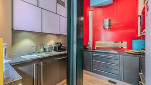 Basic House, Multiple Beds | Private kitchen | Fridge, oven, stovetop, dishwasher - Beautiful 3-bed Abode in Mile End (London)