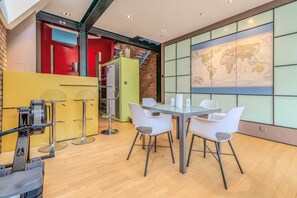 Dining - Beautiful 3-bed Abode in Mile End (London)
