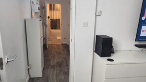 Interior - Stylish room, Kingsize bed, 1 stop from Wembley stadium, elegant remote blinds (London)