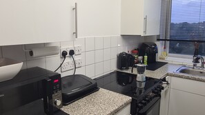 Kylskåp, mikrovågsugn, ugn och spishäll