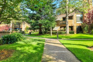 Property grounds - Waterfront Condo, Expansive Views from Most Rooms, Central Bay Area Location
(Redwood City)