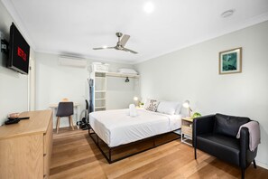 1 bedroom, desk, iron/ironing board, free WiFi - Clean Sunnybank Studio | AC | Near Shops | 4144D0 (Sunnybank)