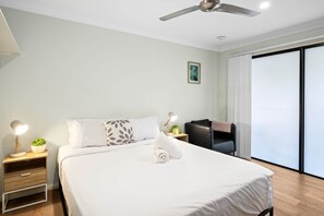 1 bedroom, desk, iron/ironing board, free WiFi - Clean Sunnybank Studio | AC | Near Shops | 4144D0 (Sunnybank)