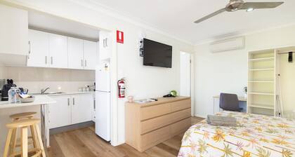 Clean Studio! Train! Parking! Restaurants! 4144D0