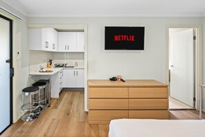 1 bedroom, desk, iron/ironing board, free WiFi - Clean Sunnybank Studio | AC | Near Shops | 4144D0 (Sunnybank)