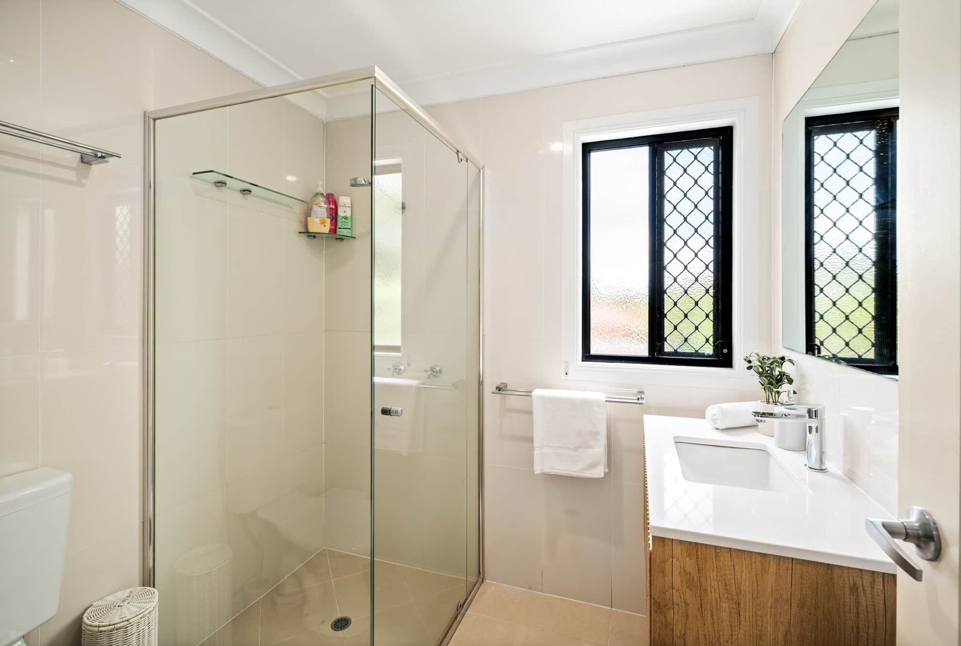 Een douche, een haardroger, handdoeken, zeep