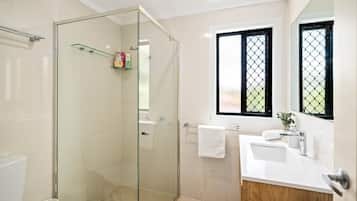 Een douche, een haardroger, handdoeken, zeep