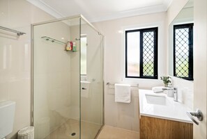 淋浴設備、風筒、提供毛巾、番梘