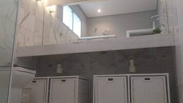 Gemeinsamer Basic-Schlafsaal | Badezimmer | Dusche, Toilettenpapier