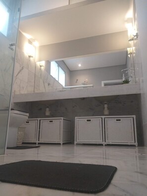 Gemeinsamer Basic-Schlafsaal | Badezimmer | Dusche, Toilettenpapier