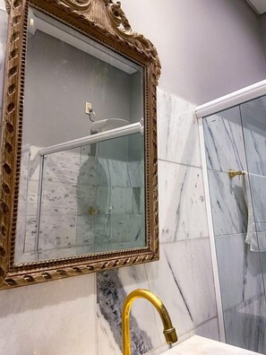 Regadera y papel de baño 