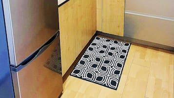 Réfrigérateur, micro-ondes, plaque de cuisson, bouilloire électrique