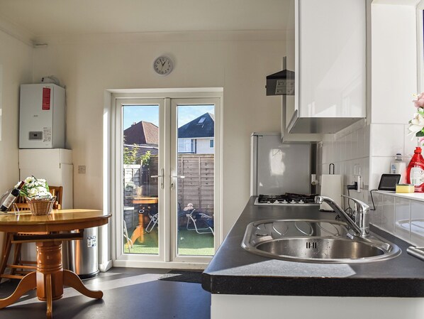 Dishwasher, cookware/dishes/utensils