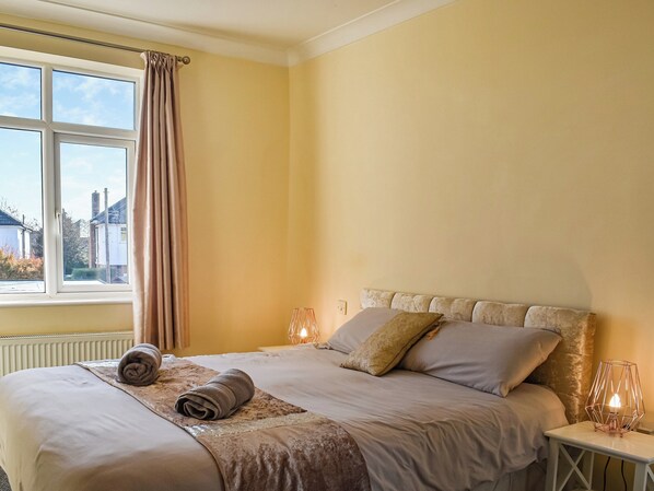 4 bedrooms, free WiFi, bed sheets - 4 bedroom accommodation in Bournemouth (Bournemouth)