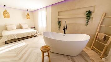 Een douche, een bubbelbad, een haardroger, een bidet