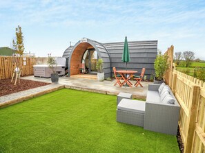 A modern outdoor patio with a hot tub, wooden deck, and a seating area with a table and chairs. - 1 bedroom accommodation in Church Broughton, near Derby (Church Broughton, near Derby)