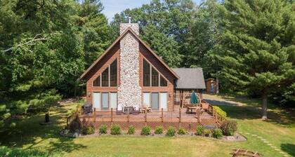 Beautiful, modern log cabin on a great swimming and fishing lake with privacy!