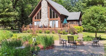 Beautiful, modern log cabin on a great swimming and fishing lake with privacy!