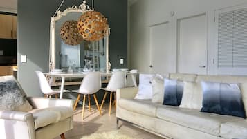 Panoramic-Apartment | Wohnbereich | Flachbildfernseher